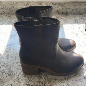 Dr. Scholl’s brown boots size 8.5.